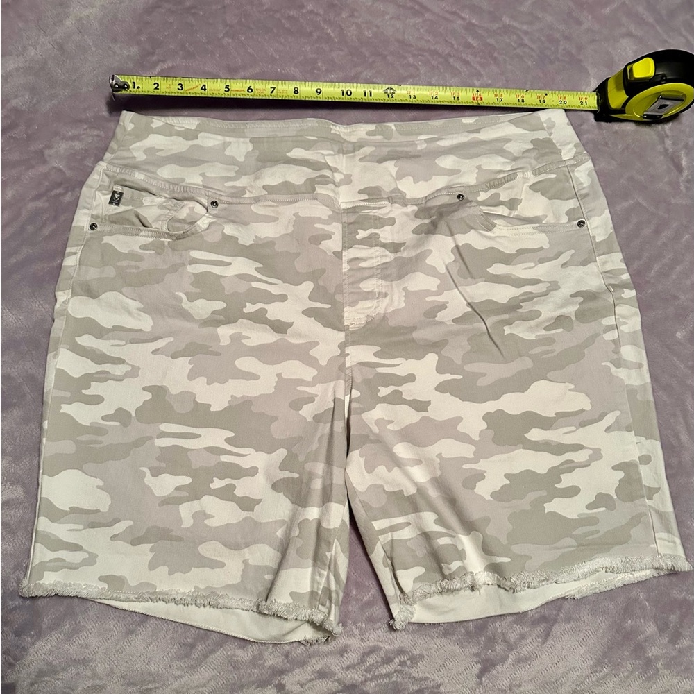🩶🤍 Belle light gray camouflage shorts with stretch 22W